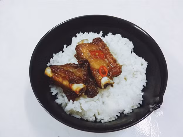 Món ăn có vị mặn và cay là chủ yếu nên có thể giúp bạn giải ngán ngấy rất tốt.