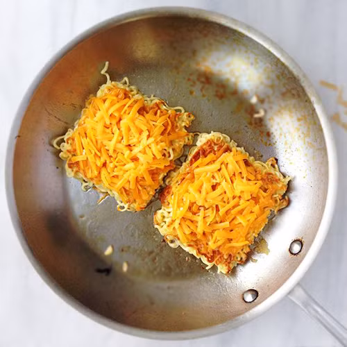 Cuối cùng bạn cho bánh mì tôm vào chảo chiên như cách làm bánh khoai, bánh chuối là được. Bánh có hương vị khá lạ và vui miệng.