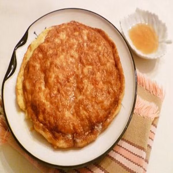 Cuối cùng bắc chảo lên, cho dầu ăn vào, đun cho nóng, cho hành tím băm vào phi thơm. Sau đó cho hỗn hợp trứng, mì vào chiên đều vàng hai mặt. Sau khi chiên xong cho trứng rán mì tôm ra đĩa, trang trí bằng rau thơm, dưa chuột và thưởng thức.