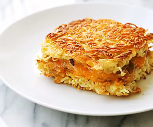 Sau đó cho hỗn hợp đó vào đảo đều và nấu chín với mì tôm.