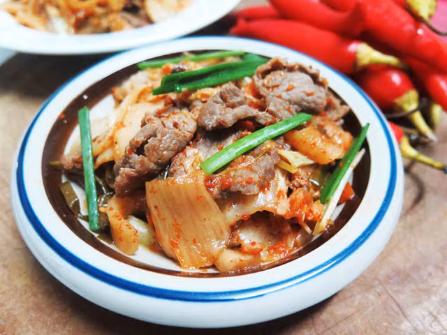 Khi chồng hoặc người thân trong gia đình say rượu ngày Tết bạn có thể nấu món canh kim chi cho họ để lấy lại khẩu vị sau những bữa nhậu.