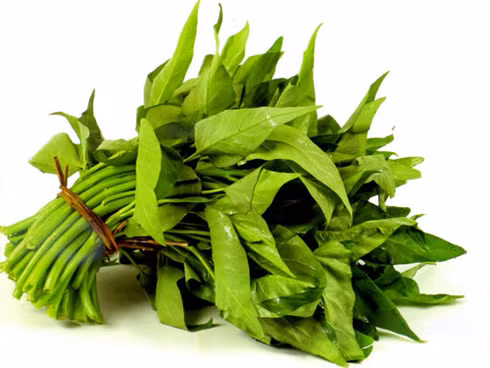 Rau muống: không chỉ giải độc rượu mà nước rau muống còn có thể uống để giải độc rất tốt. Lấy rau muống tươi rửa thật sạch, để ráo nước sau đó đem xay hoặc giã nát vắt lấy nước cốt để uống. Ảnh: Giáo dục. 