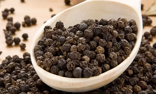 Cả 3 nguyên liệu đem sao vàng, bỏ vào túi vải để nguội bớt rồi chườm hậu môn cho đến khi nguội hết thì dừng. Mỗi ngày chườm 2 lần, chườm liên tục trong 1 tuần để có hiệu quả rõ rệt. 