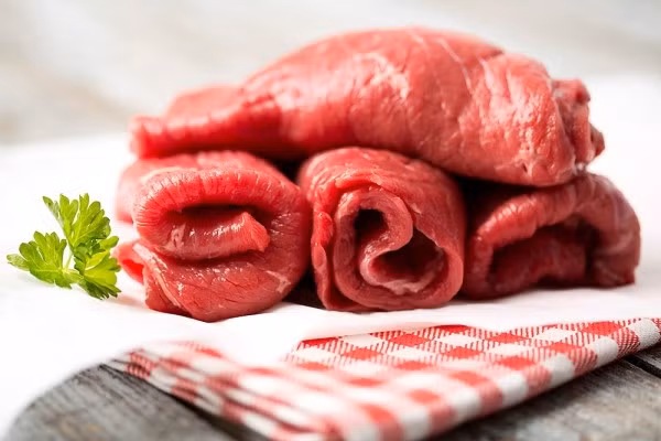 Thịt lợn không nên nấu cùng thịt bò: Mặc dù cùng là hai loại thịt thế nhưng mọi người không nên kết hợp hai loại thịt này với nhau vì tính chất của chúng hoàn toàn trái ngược nhau. Ảnh: Thịt bò khô Việt Nam.