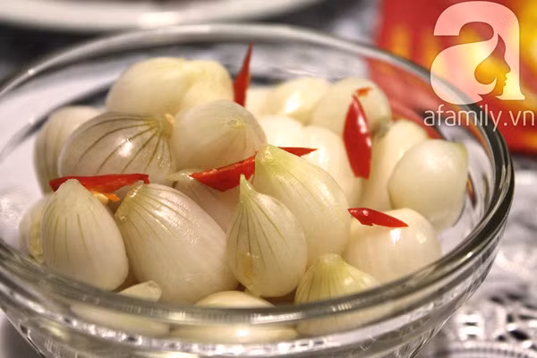  Hành muối: Đây là món ăn truyền thống không thể thiếu được trong mâm cỗ ngày Tết. Hành muối ăn kèm với bánh chưng, thịt mỡ không chỉ ngon mà còn rất tốt cho hệ tiêu hóa vì lượng men vi sinh trong hành muối có thể giúp bạn dễ tiêu hơn. Ảnh: Afamily. 