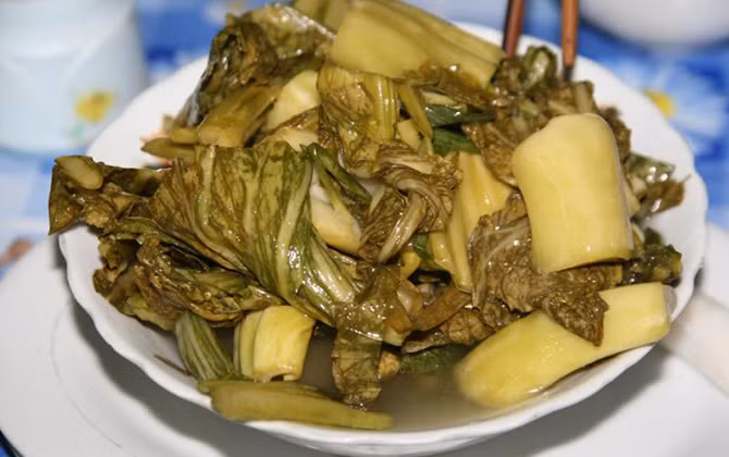 Dưa cải muối: Đây là loại thực phẩm lên men có lợi cho dạ dày. Ăn dưa muối trong các bữa ăn có thể giúp bạn ăn ngon miệng hơn, giúp dạ dày hoạt động tố hơn. Dưa cải muối thường được ăn kèm với thịt mỡ, nấu canh cá hoặc chế biến thành nhiều món khác nhau rất ngon. Ảnh: Em đẹp.