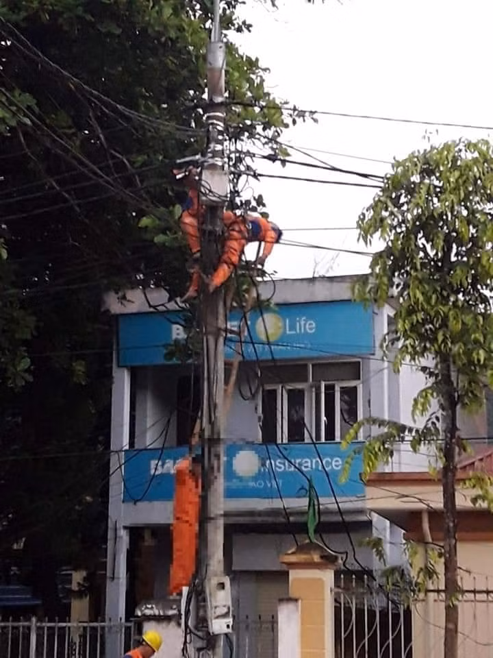 Hoa Binh: Cong nhan dien luc tu vong khi dang khac phuc su co