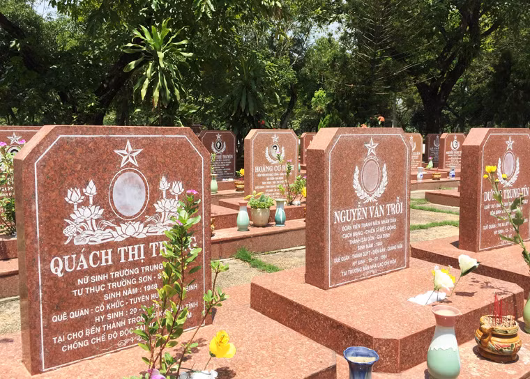 Nữ Anh hùng Liệt sĩ Quách Thị Trang (SN 1948, quê tỉnh Thái Bình), người đã cùng hơn 5 nghìn SV-HS biểu tình trước cổng chính chợ Bến Thành để chống lại quy định "thiết quân luật" của chính quyền Sài Gòn. Bất chấp những lời yêu cầu giải tán của giặc, tốp nữ học sinh đi đầu vẫn xông tới. Cảnh sát nguỵ đã nổ súng thẳng vào đoàn biểu tình làm nhiều người chết và bị thương. Trong số người chết, có thiếu nữ Quách Thị Trang khi ấy mới 15 tuổi.