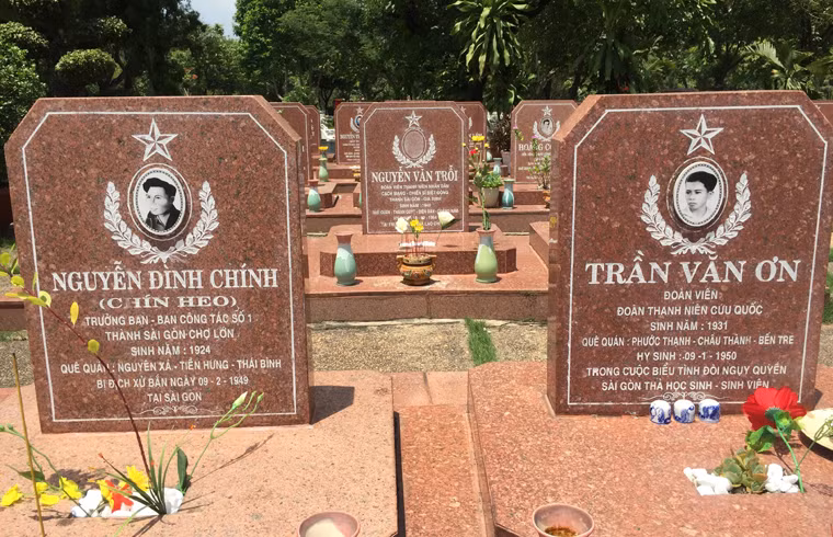 Mộ phần AHLS Trần Văn Ơn (SN 1931); là một học sinh trường Pétrus Ký đã bị chính quyền Pháp nổ súng bắn chết trong phong trào biểu tình của học sinh sinh viên Sài Gòn đầu năm 1950. Cái chết của anh khi chưa tròn 19 tuổi đã gây tiếng vang lớn, có tác động rộng khắp trong phong trào đấu tranh của dân chúng Sài Gòn sau đó. Anh đã được truy tặng danh hiệu Anh hùng lực lượng vũ trang nhân dân năm 2000. Ngày nay, ngày 9/1 đã trở thành ngày truyền thống học sinh sinh viên của Việt Nam.