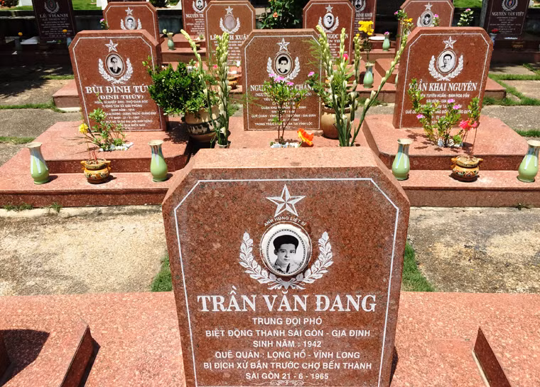 Mộ phần AHLS Trần Văn Đang (sinh năm 1942), Trung đội phó Biệt động thành Sài Gòn - Gia Định. Anh đã bị địch xử bắn trước chợ Bến Thành vào năm 1965 khi vừa bước sang tuổi đôi mươi.
