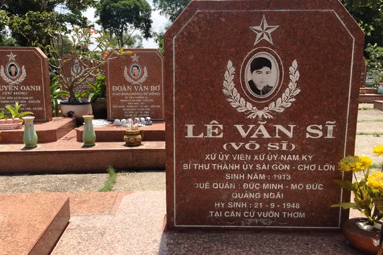 Mộ phần AHLS Lê Văn Sĩ, nguyên Bí thư Thành uỷ Sài Gòn - Chợ Lớn. Tên của ông được vinh dự đặt tên tuyến đường liên quận ở TP HCM.