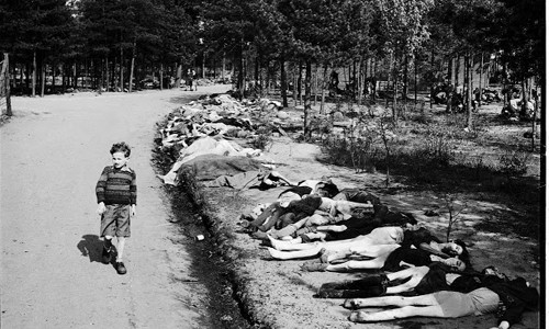 Những hình ảnh ám ảnh lòng người về trại tập trung Bergen-Belsen sau khi được giải phóng năm 1945 khiến nhiều người bị sốc. Trong ảnh là một bé trai Đức đi qua một con đường đất với hàng trăm thi thể tù nhân chết đói bị bỏ lại bên đường vô cùng rùng rợn.