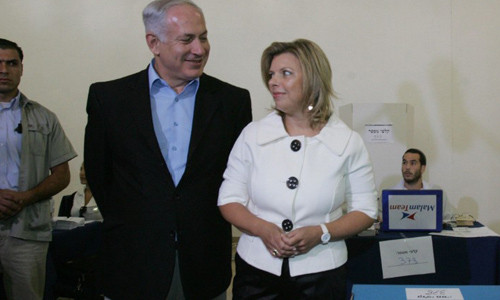 Bà Sara Netanyahu (bên phải ảnh) - vợ Thủ tướng Israel Benjamin Netanyahu (bên trái ảnh) phải bồi thường khoảng 43.700 USD cho ông Naftali.