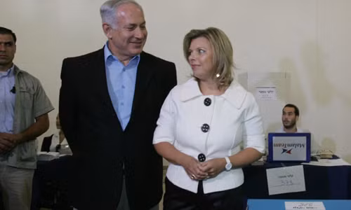 Bà Sara Netanyahu (bên phải ảnh) - vợ Thủ tướng Israel Benjamin Netanyahu (bên trái ảnh) phải bồi thường khoảng 43.700 USD cho ông Naftali.