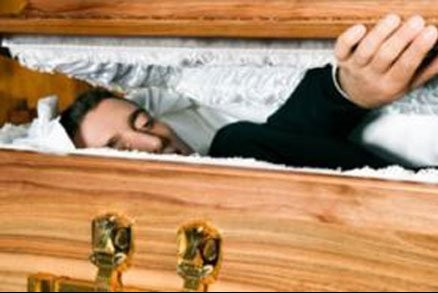 Tháng 11/1983, thanh niên câm điếc 27 tuổi tên là Nividu Bosque được xác định chết do bị sốc thuốc hạ sốt tại Madulando, Peru. Sau đó, người thân mai táng anh trong ngôi mộ bằng gạch đá, xi măng. Hai năm sau đó, người ta phát hiện Bosque vẫn còn sống sau khi trận mưa dữ dội khiến ngôi mộ bị hỏng nên thợ xây đến sửa chữa và phát hiện ra anh.