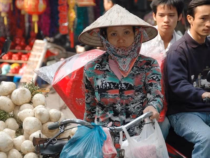 Hà Nội nằm trong top địa điểm hấp dẫn được Business Insider giới thiệu cho những du khách lần đầu đến Đông Nam Á. Các đường phố ở thủ đô Hà Nội vô cùng sầm uất, náo nhiệt. Trong đó, hình ảnh những người phụ nữ bán hàng rong như hoa quả gây được sự chú ý của du khách. Bên cạnh đó, Hà Nội là địa chỉ ẩm thực tuyệt vời và có nhiều phong cảnh đẹp hấp dẫn các nhiếp ảnh gia.