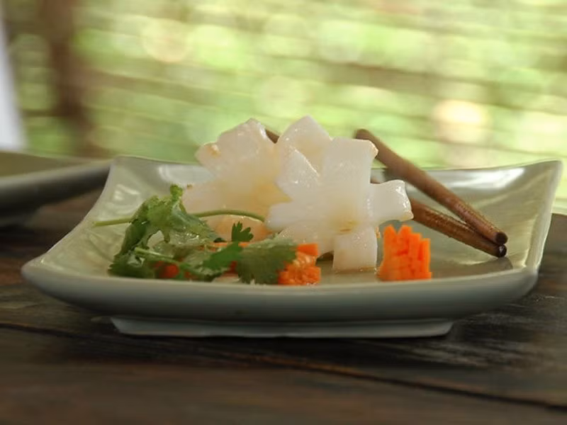 Khi đến Thái Lan, du khách không thể bỏ qua thủ đô Bangkok náo nhiệt với những món ăn đường phố ngon tuyệt.