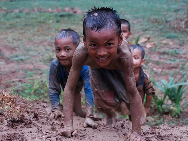 Mặc dù thành phố Battambang là đô thị lớn thứ hai ở Campuchia nhưng khi tới đây, du khách vẫn có thể trải nghiệm cuộc sống làng quê, khám phá các ngôi đền, chùa bằng xe máy. Thêm vào đó, du khách cũng có thể đăng ký khóa học nấu ăn của người Campuchia khi đến đây.