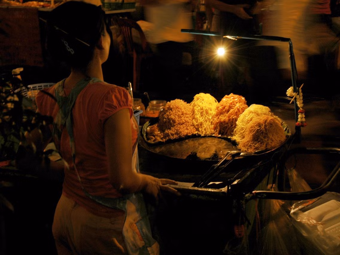 Cùng với đó là những chiếc xe tuk-tuk đặc trưng ở Bangkok đã trở thành phương tiện di chuyển phổ biến được du khách lựa chọn để thăm thú khắp thủ đô của Thái Lan.