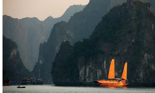 Theo đánh giá của Business Insider, Việt Nam lọt top điểm đến hấp dẫn dành cho người lần đầu đến Đông Nam Á với nhiều địa danh nổi tiếng. Một trong số đó là vịnh Hạ Long. Vịnh Hạ Long được miêu tả gồm hơn 2.000 hòn đảo đá vôi. Nơi đây trở thành điểm du lịch hút khách trong và ngoài nước.