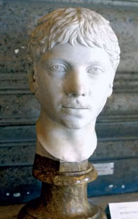 Nếu vi phạm lời thề thì trinh nữ đó sẽ bị chôn sống để chết dần mòn trong căn hầm chỉ có chút nước và thực phẩm đủ nhấm nháp vài ngày. Đối với người đàn ông có quan hệ với trinh nữ sẽ bị đánh bằng roi da ở quảng trường cho tới chết trước sự chứng kiến của mọi người.