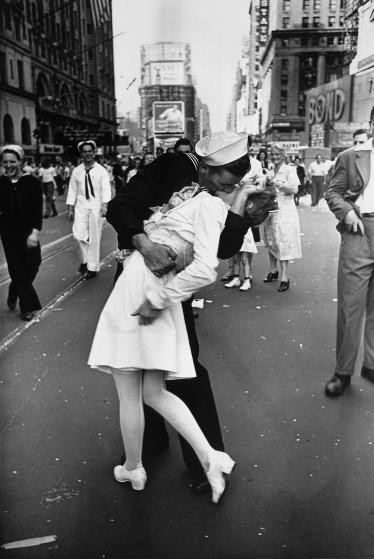 Alfred Eisenstaedt đã chụp được bức ảnh mang tính biểu tượng ghi lại khoảnh khắc một thủy thủ và nữ y tá ôm hôn nhau say đắm tại Quảng trường Thời đại ở New York (Mỹ) ngày 14/8/1945 - ngày phát xít Nhật đầu hàng quân đồng minh. Nụ hôn này đã trở thành biểu tượng đẹp và gắn liền với quảng trường Thời Đại.