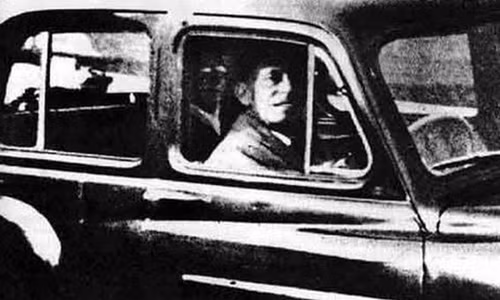 Năm 1959, Mabel Chinnery chụp một bức ảnh chồng đang chờ đợi một mình trong xe ô tô sau khi cùng nhau đến thăm mộ của mẹ tại một nghĩa địa ở Anh. Khi in ảnh ra, cô phát hiện có một người khác nữa ngồi ghế phía sau chồng mình. Chinnery bàng hoàng nhận ra người bí ẩn đó là người mẹ đã khuất của mình.