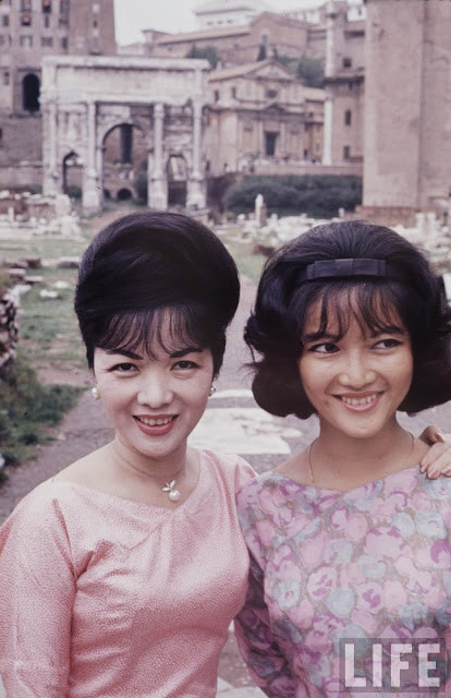 Do anh chồng là ông Diệm không có vợ cộng thêm việc gia đình bà Trần Lệ Xuân sống trong Dinh Độc Lập nên bà Trần Lệ Xuân thường được coi như đệ nhất phu nhân thời đó hay còn gọi Madame Nhu.