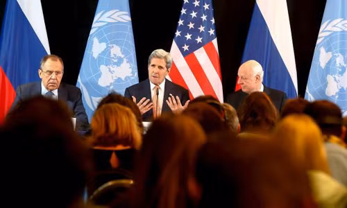 Từ trái sang phải: Ngoại trưởng Nga Sergei Lavrov, Ngoại trưởng Mỹ John Kerry và Đặc phái viên Liên Hợp Quốc về Syria - ông Staffan de Mistura.