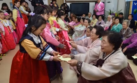 Theo đó, tiền mừng tuổi đại diện cho lời chúc thành công của bậc bề trên dành cho con cháu trong gia đình.