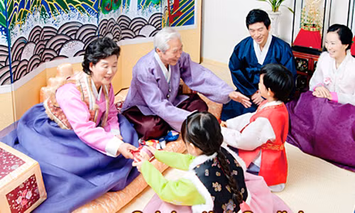 Đối với người dân Hàn Quốc, trong Tết Âm lịch, những người lớn tuổi trong gia đình sẽ mừng tuổi hoặc vàng, ngọc hay món quà đặc biệt cho các thành viên trẻ tuổi trong nhà.