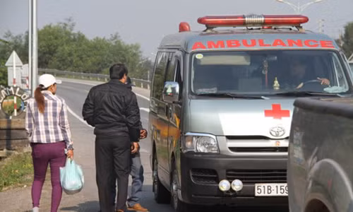 Xe cấp cứu bắt khách từ Huế vào Sài Gòn giá 600.000 đồng/người.