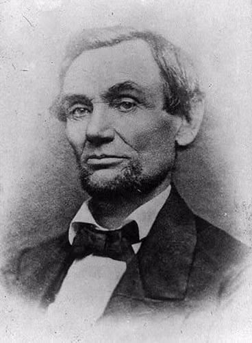 Điều đáng ngạc nhiên đó là Tổng thống Lincoln hành nghề luật và mang chức danh luật sư mà không có bằng cấp hay chứng chỉ liên quan chứng nhận. Những kiến thức về luật pháp của ông chủ yếu tự học qua sách vở.