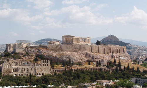 Nằm trên ngọn đồi Arcopolis có từ thế kỷ thứ 5 TCN, đền cổ nổi tiếng của Hy Lạp Parthenon là một công trình độc đáo. Công trình kiến trúc này để thờ phụng nữ thần Athena. Trong truyền thuyết, nữ thần Athena là người đã bảo vệ, che chở cho kinh đô Hy Lạp xưa (nay là thủ đô Athens). Trong thời gian xảy ra chiến tranh, Parthenon được sử dụng để quan sát vị trí của kẻ thù.