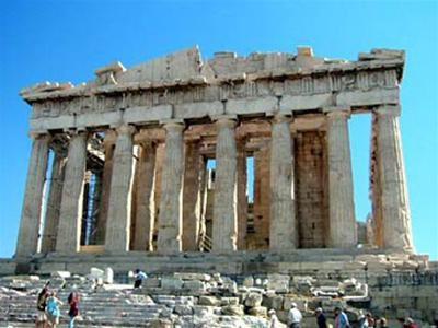 Ngôi đền Parthenon được xây trên nền đất đền Athena thời kỳ xa xưa, nơi từng thờ pho tượng nữ thần Athena. Hai kiến trúc sư kiệt xuất thời cổ đại là Ichtinos và Callicrates đã thiết kế và chỉ đạo thi công công trình này. Ngôi đền này được đánh giá là đỉnh cao phong cách kiến trúc Doris. Đây là 1 trong 3 phong cách kiến trúc Hy Lạp thời đó.