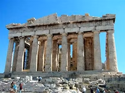 Ngôi đền Parthenon được xây trên nền đất đền Athena thời kỳ xa xưa, nơi từng thờ pho tượng nữ thần Athena. Hai kiến trúc sư kiệt xuất thời cổ đại là Ichtinos và Callicrates đã thiết kế và chỉ đạo thi công công trình này. Ngôi đền này được đánh giá là đỉnh cao phong cách kiến trúc Doris. Đây là 1 trong 3 phong cách kiến trúc Hy Lạp thời đó.