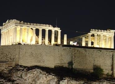 Đền Parthenon được xây dựng từ nguyên liệu đá cẩm thạch trắng, lạnh và dịu, có hành lang cột bao quanh với 46 cây cột lớn, riêng 2 mặt chính có 8 cột.