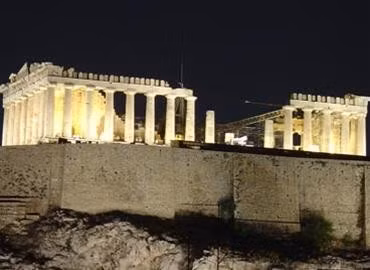 Đền Parthenon được xây dựng từ nguyên liệu đá cẩm thạch trắng, lạnh và dịu, có hành lang cột bao quanh với 46 cây cột lớn, riêng 2 mặt chính có 8 cột.