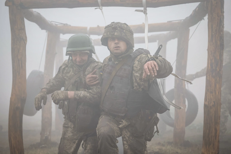 Quân Nga hoàn toàn có thể phát động tấn công cơ giới dọc theo con đường từ làng Yasna Polyana, nhanh chóng tiến đến làng Razliv, từ đó chỉ còn cách đường H-15 khoảng 1 km. Chỉ cần cắt đứt con đường này, hơn 60% hậu cần của Kurakhove sẽ bị gián đoạn. Ảnh: Reuters.