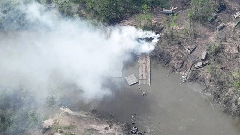 Tuy nhiên, sau đó quân Nga đã phản công và chiếm lại được vùng ngoại ô phía bắc của làng Illinka. Quân Ukraine hiện đang tấn công từ phía tây, cố gắng cắt đứt quân Nga ở ngoại ô phía bắc. Trong thời gian ngắn, quân Ukraine sẽ không từ bỏ Illinka vì đây là vị trí then chốt để bảo vệ cây cầu vượt hồ. Nếu khu vực phía tây có nguy cơ bị cắt đứt, cây cầu này là tuyến thoát duy nhất cho quân Ukraine ở phía bắc. Ảnh minh họa: Reuters.
