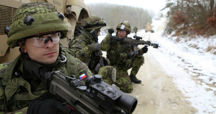 Theo truyền thông Cộng hòa Czech, lực lượng vũ trang của quốc gia này đang có ý định “sa thải” 100% các thiết bị quân sự do Liên Xô sản xuất còn lại trong nước. Việc loại bỏ số vũ khí này được cho là nhằm dọn đường cho kế hoạch hiện đại hóa theo chuẩn NATO của Czech - quốc gia đã trở thành thành viên NATO từ năm 1999. Nguồn ảnh: Wikipedia