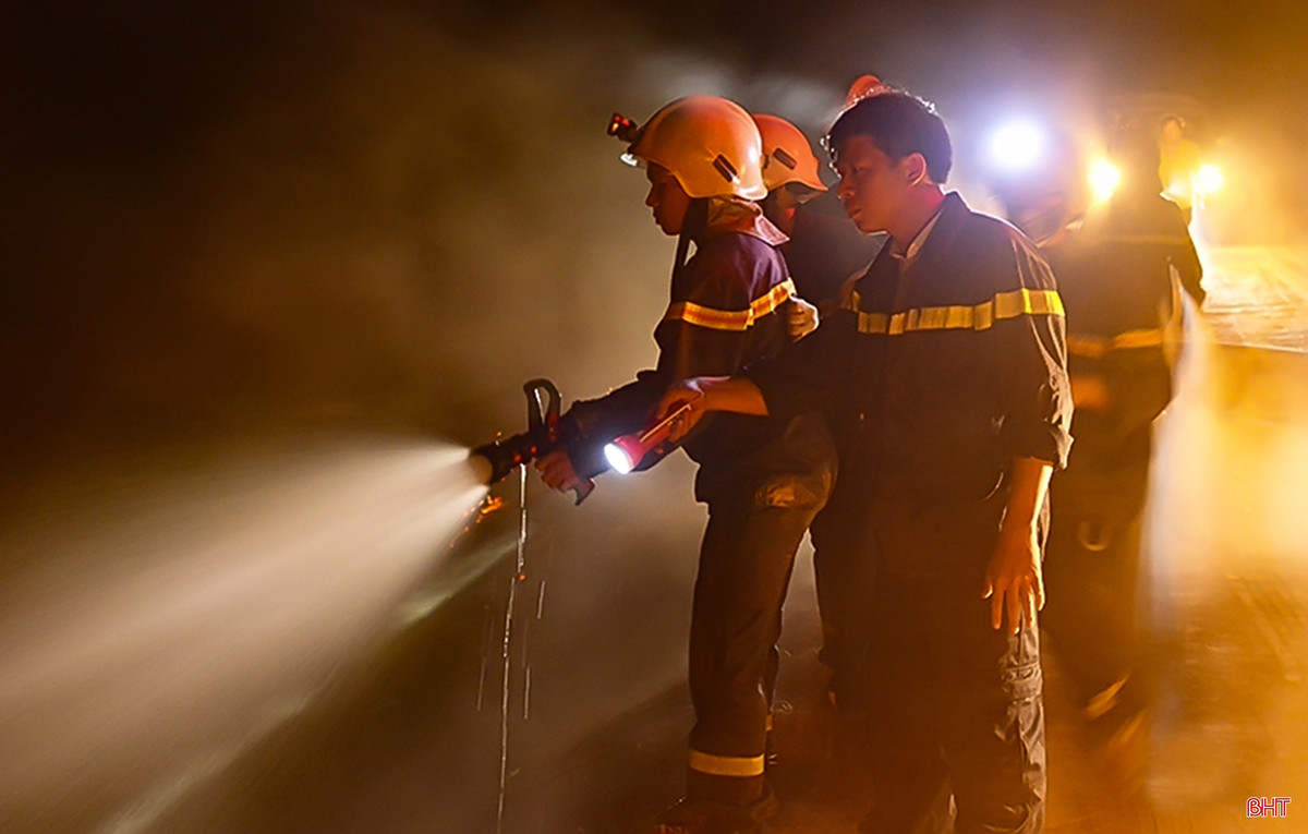 Ngoài việc huy động các phương tiện trong tỉnh, tỉnh Nghệ An đã hỗ trợ thêm 5 phương tiện chữa cháy hiện đại giúp Hà Tĩnh ứng cứu. Ảnh: Báo Hà Tĩnh