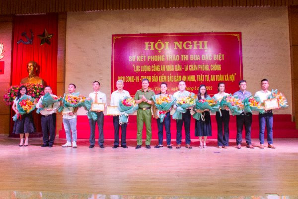 Công an tỉnh Bà Rịa - Vũng Tàu tri ân VPĐD báo Tri thức & Cuộc sống - Hình 5 Cong an tinh Ba Ria - Vung Tau tri an VPDD bao Tri thuc & Cuoc song-Hinh-5