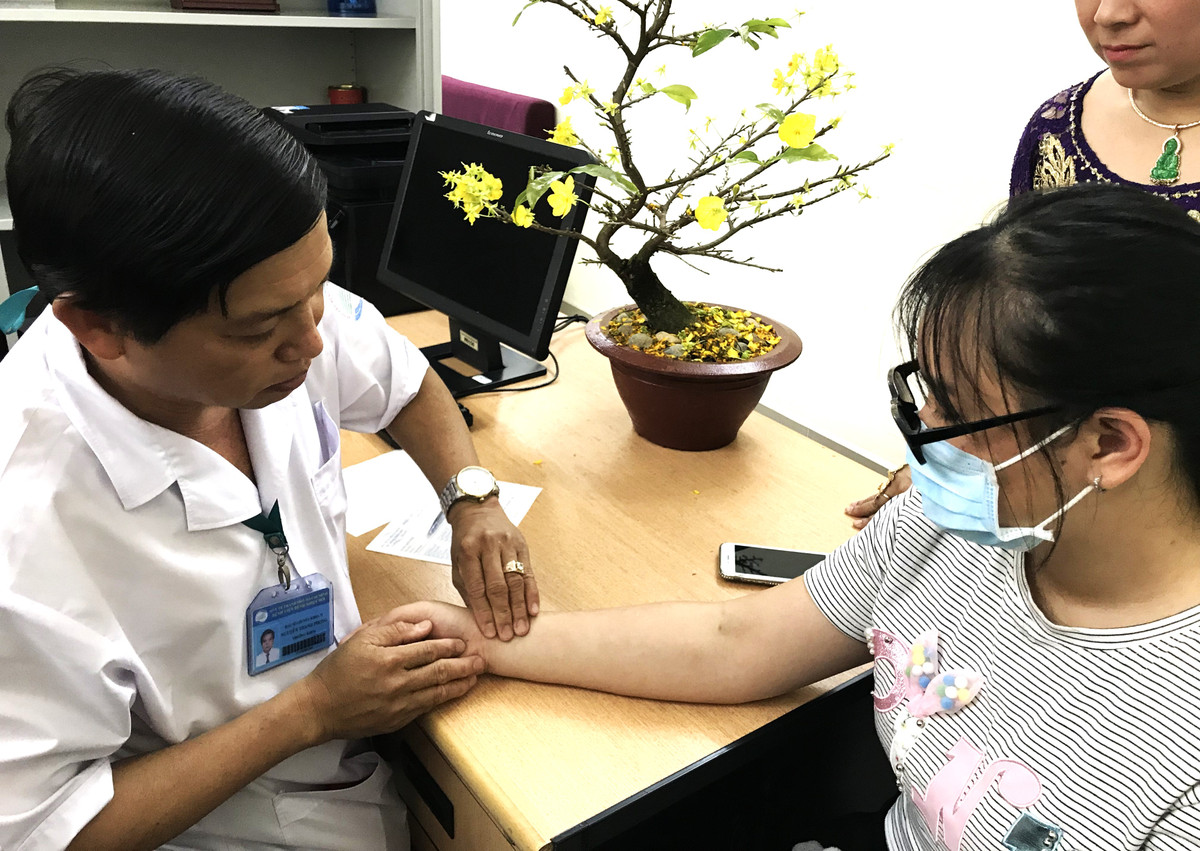 Nhập viện ngay nếu hết sốt, không đi tiểu được trên 6 giờ Nhap vien ngay neu het sot, khong di tieu duoc tren 6 gio