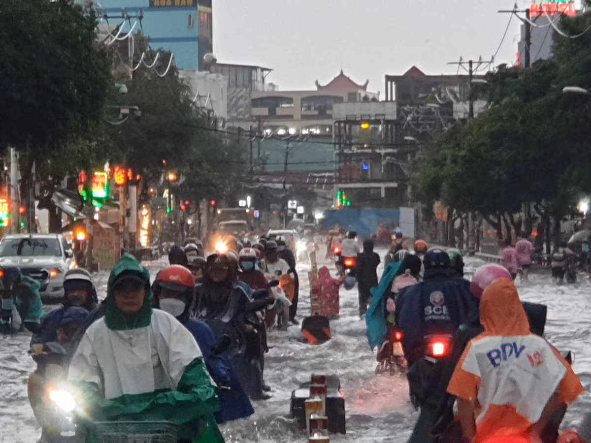 TPHCM: Mua xuong la ngap nhung chong ngap moi chi nho le-Hinh-4