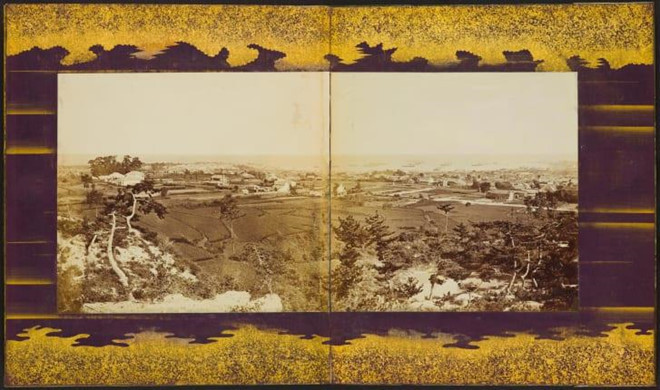 Toàn cảnh cảng Kobe (Nhật Bản, 1870-1874) được chụp ngay sau khi Nhật Bản mở cửa ra thế giới sau nhiều thập kỷ cô lập, cho thấy một thành phố bên bờ vực của sự thay đổi lớn. Ichida Sota, người thực hiện bức ảnh toàn cảnh này, là một trong những nhiếp ảnh gia tư nhân đầu tiên của xứ sở hoa anh đào. Ông đã mở một studio ở Kyoto vào năm 1867. Bức ảnh gây chú ý nhiều hơn với đường viền trang trí nó. Theo Barthe, nó cho thấy nhiếp ảnh đã sớm được hợp nhất với thiết kế của Nhật Bản theo cách độc đáo. "Chúng cho thấy thị hiếu của Nhật Bản đã thay đổi và được biến đổi hoàn toàn trong những bức ảnh kiểu này", Barthe giải thích. Ảnh: CNN.