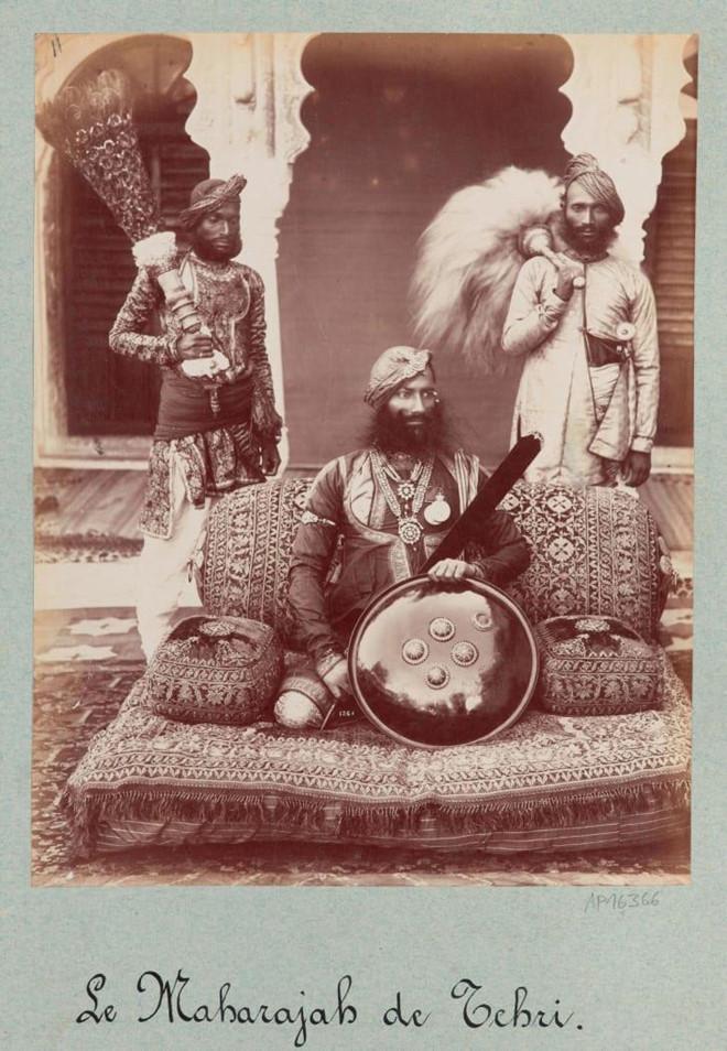 Bức ảnh Chân dung Ngài Pratab Singh (1882) được tạo ra nhờ quy trình in bạc - phương pháp in ảnh thương mại đầu tiên để sản xuất bức ảnh từ giấy âm bản. Bức ảnh gợi lại sự thống trị của thực dân Anh ở Ấn Độ thế kỷ 19. "Hình ảnh này cho thấy cách các nhiếp ảnh gia địa phương và châu Âu chụp ảnh có thể khá giống nhau", Barthe nói. "Bức chân dung toát lên sự mạnh mẽ và giàu có - một cách để thể hiện sức mạnh của người dân (Ấn Độ)". Bức chân dung này của nhiếp ảnh gia Ấn Độ Lala Deen Dayal. Ảnh: CNN.