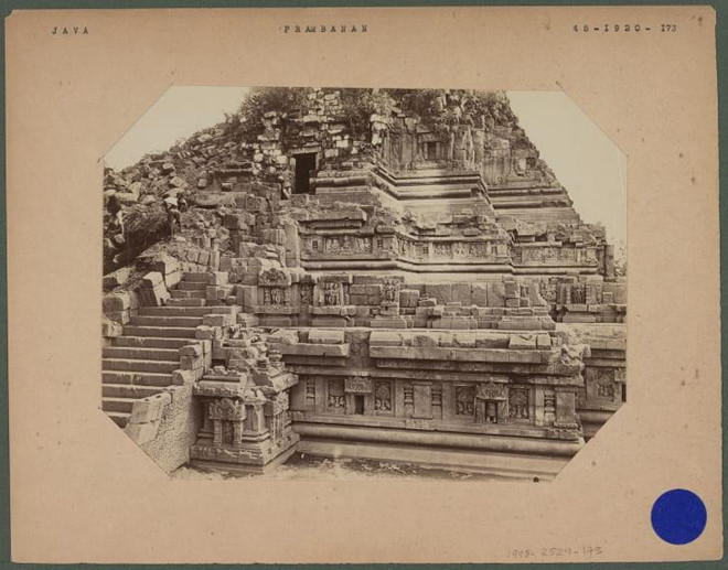 Quần thể đền Prambanan (Yogyakarta, Indonesia (1889-1890) là bức ảnh chụp quần thể đền thờ Hindu ở Trung Java - một địa danh được UNESCO công nhận là di sản văn hóa thế giới. Đặc biệt, nhìn kỹ vào bức ảnh có thể thấy nhiếp ảnh gia Kassian Cephas đang đứng bên lối vào ngôi đền. Nó có thể là "một ví dụ rất sớm về việc chụp ảnh tự sướng", Barthe nói. Ảnh: CNN.