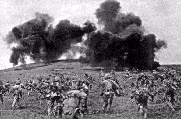 Những cột khói đen bốc lên nghi ngút sau trận đánh mở màn trên đồi Him Lam, ngày 13/3/1954. Ảnh: Getty.