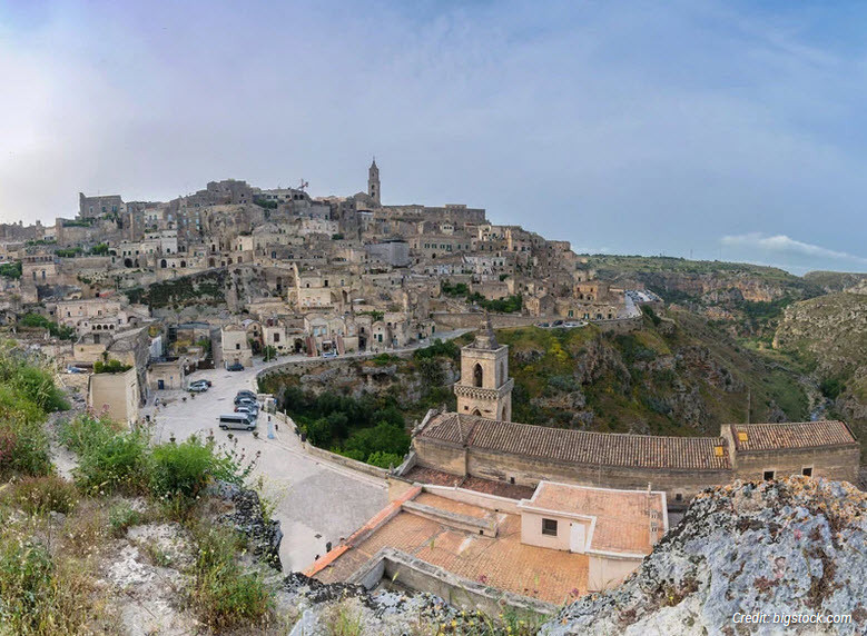 2. Matera, Italia: Matera là một trong những ngôi làng trong hang động nổi tiếng trên thế giới. Nó nằm trên đỉnh núi với vách dựng đứng. Mọi người bắt đầu sống và làm việc trong hang cách đây khoảng 9.000 năm. Họ làm nhà trong những hang động tự nhiên trên vách núi và tiếp tục mở rộng cho đến khi có hàng nghìn hang động tại ngôi làng. Năm 1993, ngôi làng được UNESCO công nhân là di sản thế giới và nhiều ngôi nhà được cải tạo thành nhà hàng và khách sạn để phục vụ du khách.